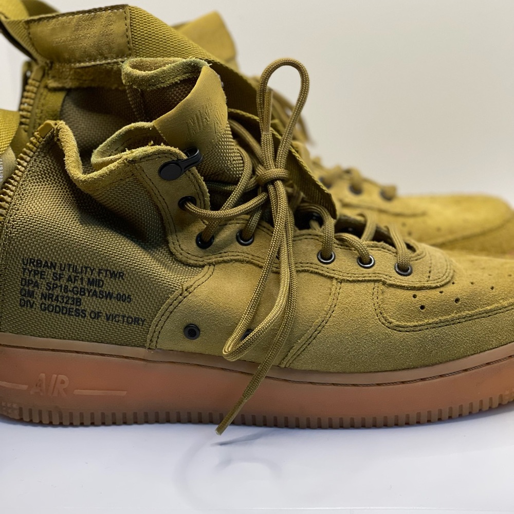 2018 Nike
Air Force 1 Mid Desert Moss URBAN UTILITY FTWR GODDESS OF VICTORY